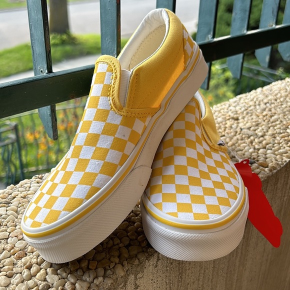 Brand New Super Cute VANS Classic Slip Ons - Picture 2 of 6